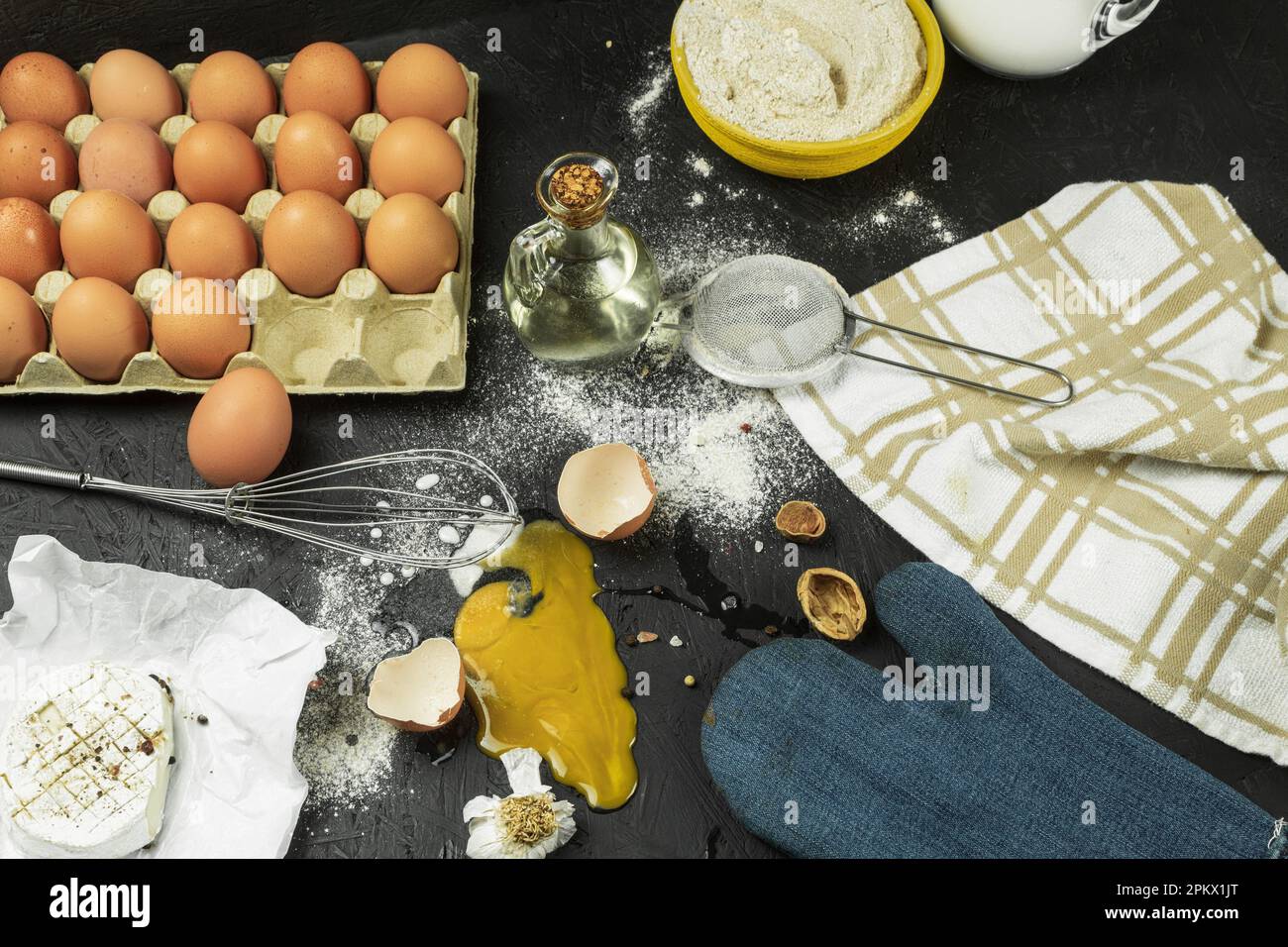 Un œuf cassé sur la table, un désordre sur le lieu de travail du cuisinier. Œuf de poulet déposé sur la table. Placer pour le texte Banque D'Images