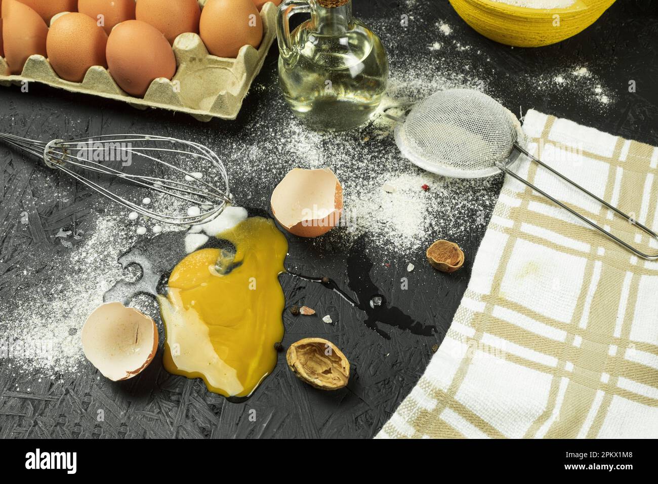 Un œuf cassé sur la table, un désordre sur le lieu de travail du cuisinier. Œuf de poulet déposé sur la table. Placer pour le texte Banque D'Images