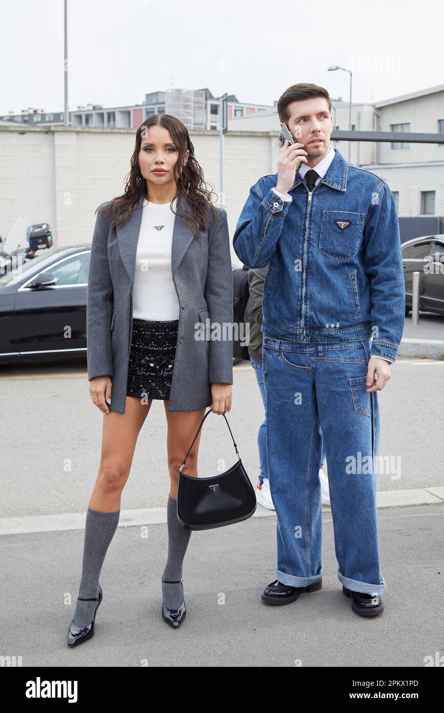 MILAN, ITALIE - 23 FÉVRIER 2023: Femme avec veste grise et homme avec veste  bleue denim et trosuers avant Prada Fashion show, Milan Fashion week str  Photo Stock - Alamy