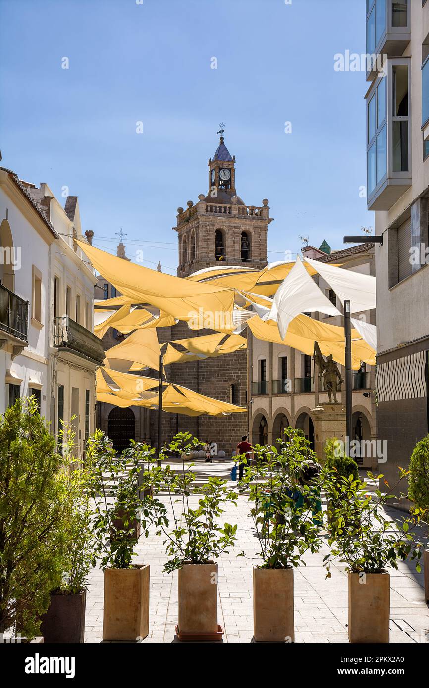 Villanova de la Serena, Espagne - 26 juin 2022 : carré avec abat-jour à Villanova de la Serena (Espagne) Banque D'Images