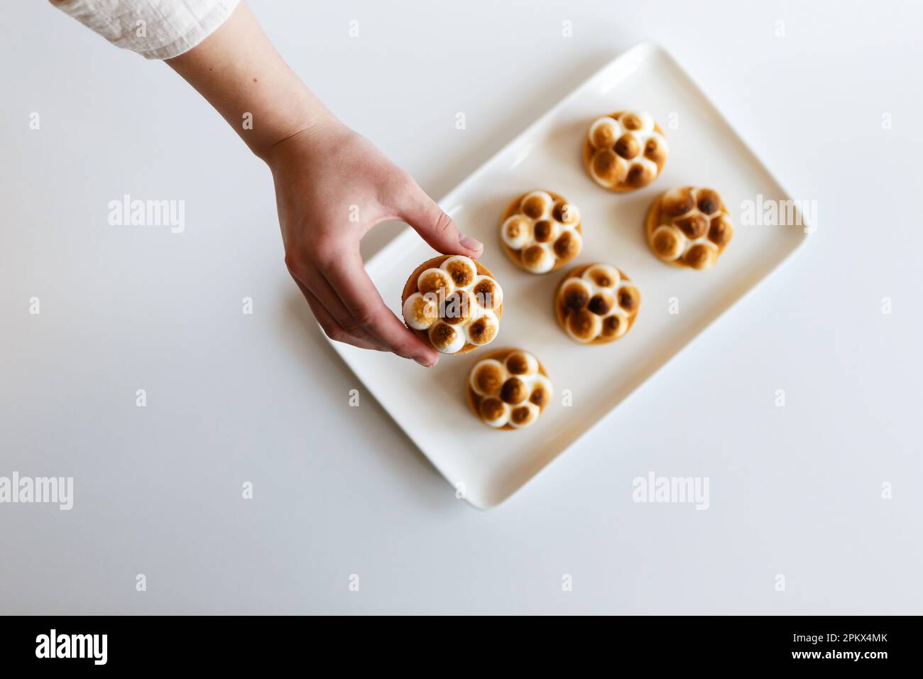 les tartes au citron sont disposées sur un plateau avec de la crème caramélisée Banque D'Images