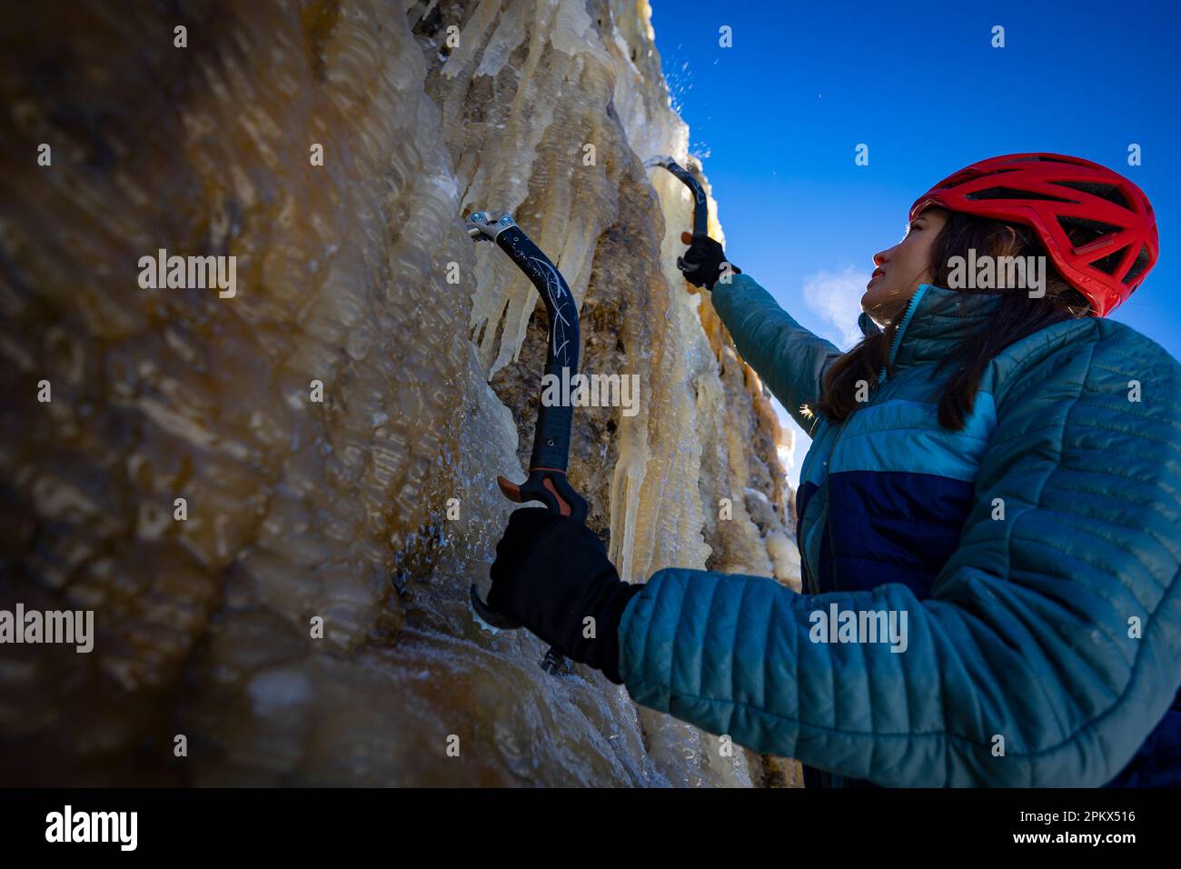 Une femme avec de longs cheveux d'escalade de glace Banque D'Images