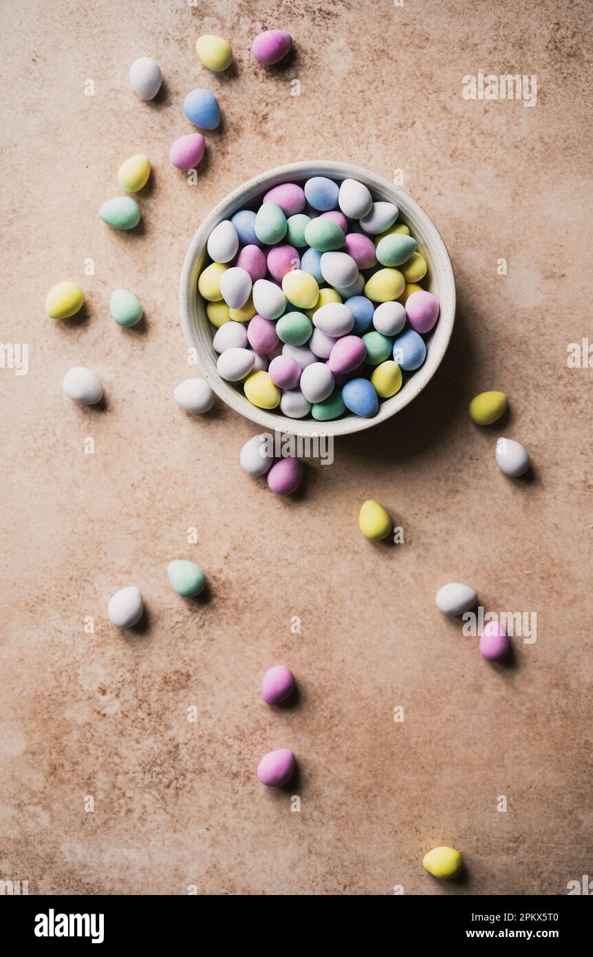 Vue de dessus du bol de mini oeufs en chocolat colorés pour pâques. Banque D'Images