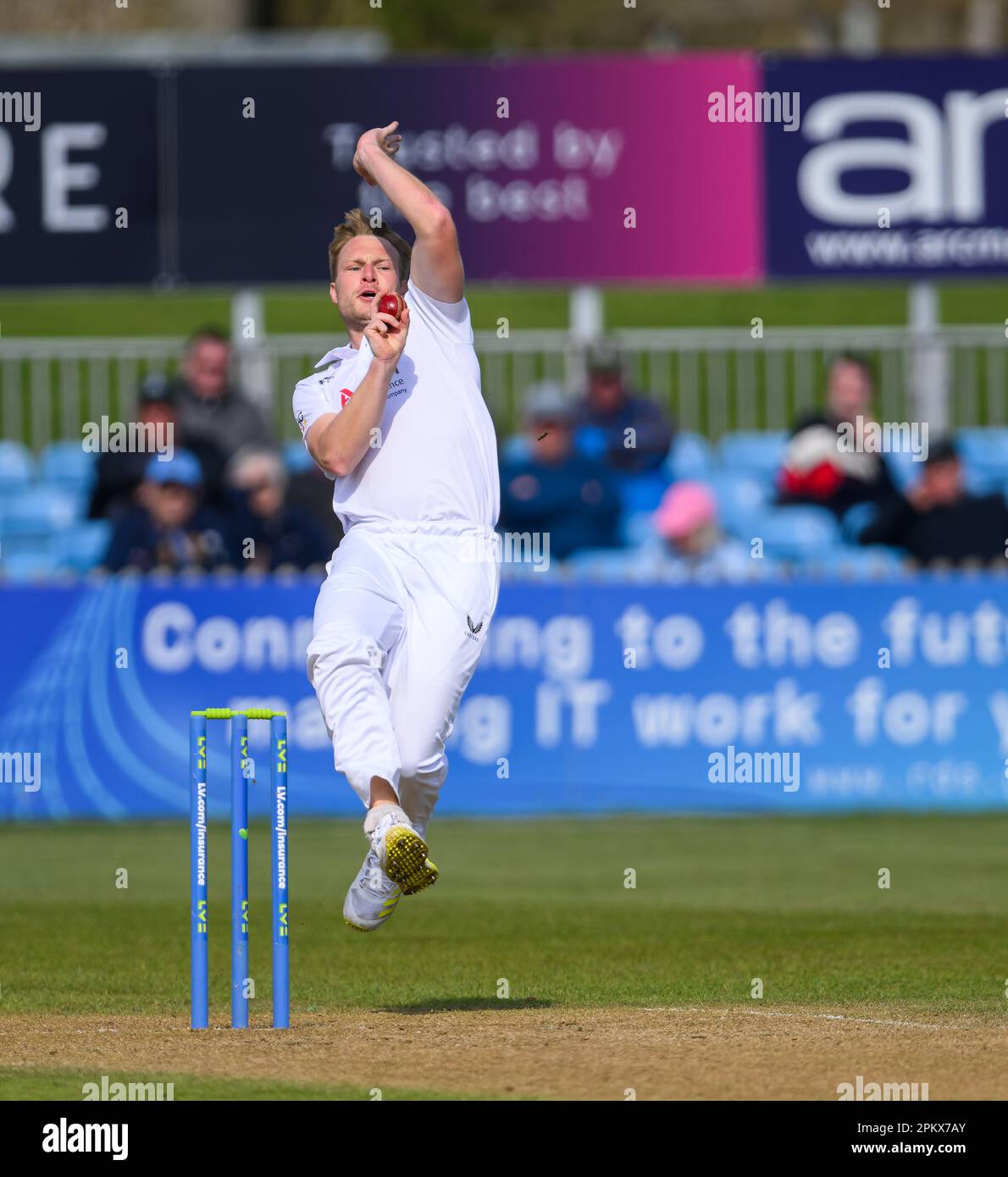 Matthew Waite Bowling dans un match de championnat de comté entre Derbyshire et Worcestershire Banque D'Images