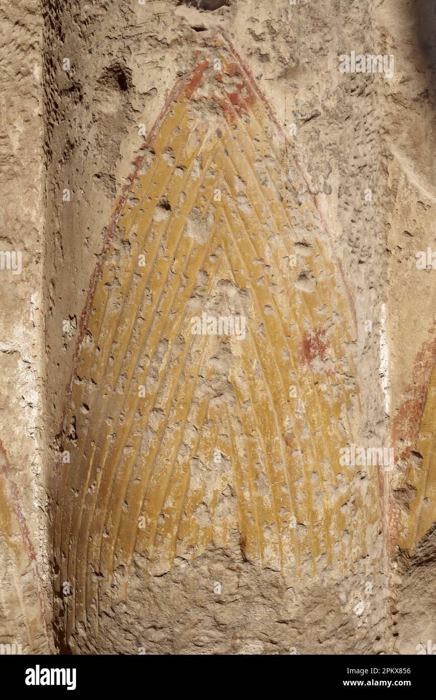 Base de colonnes décorée et peinte dans le temple mortuaire de Seti I sur la rive ouest du Nil à Louxor, Égypte, Banque D'Images