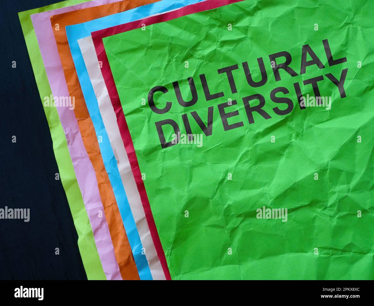Feuilles de papier multicolores avec inscription diversité culturelle. Banque D'Images