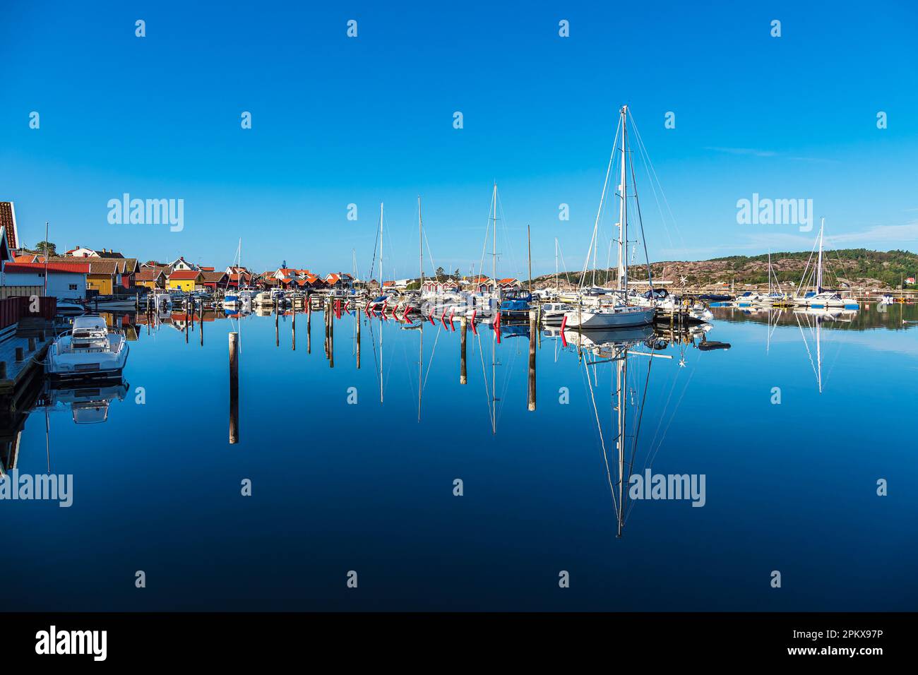 Port avec des bateaux dans la ville de Fjaellbacka en Suède. Banque D'Images