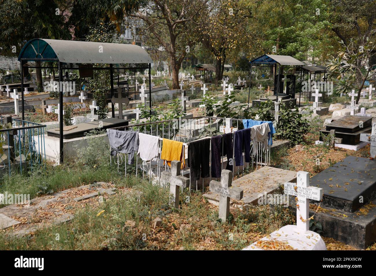 Linge séchant au soleil sur une tombe dans le cimetière chrétien indien, Paharganj, New Delhi, Inde Banque D'Images
