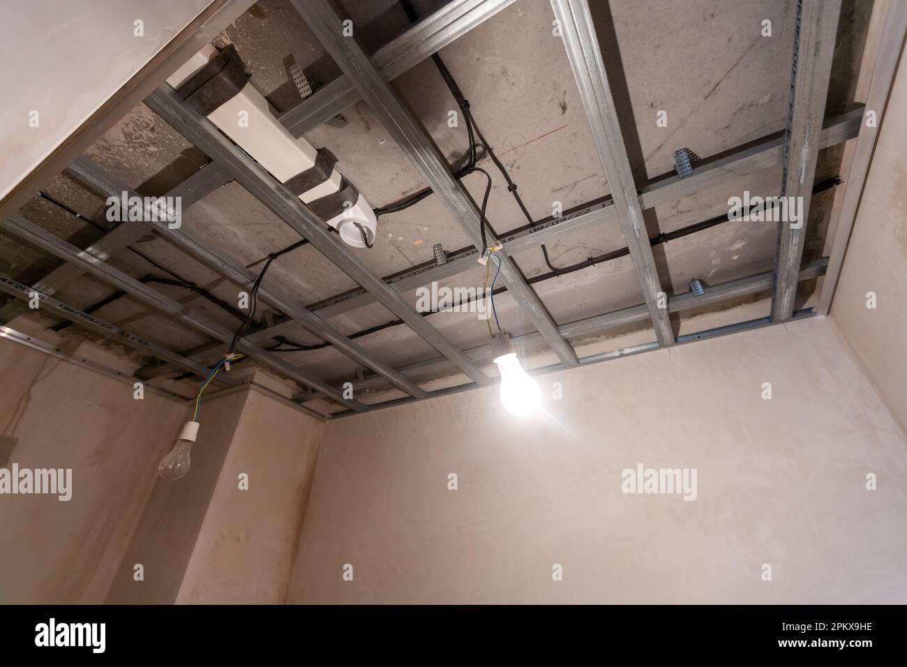 Les travailleurs installent des plaques de plâtre (cloisons sèches) pour les murs de gypse dans l'appartement est en construction, remodelage, rénovation, extension, restauration et Banque D'Images