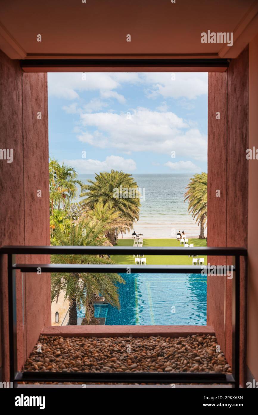 Cadre de balcon avec vue sur la mer, piscine et jardin dans l'hôtel Banque D'Images