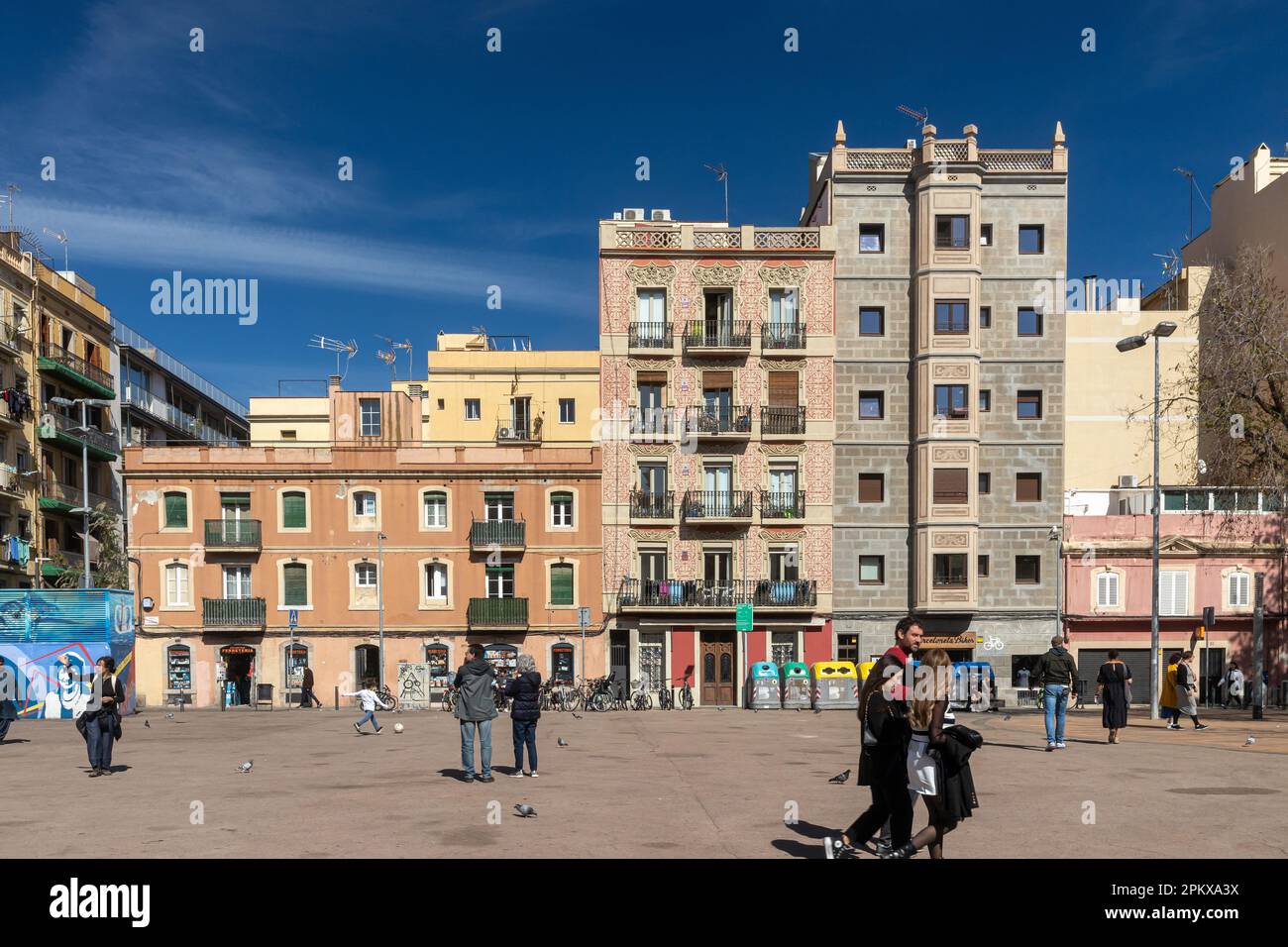 Barcelone, Espagne - 25 mars 2023: Maisons anciennes près du Mercat de la Barceloneta. Façade des maisons anciennes, début d'après-midi. Place du poète Boska Banque D'Images