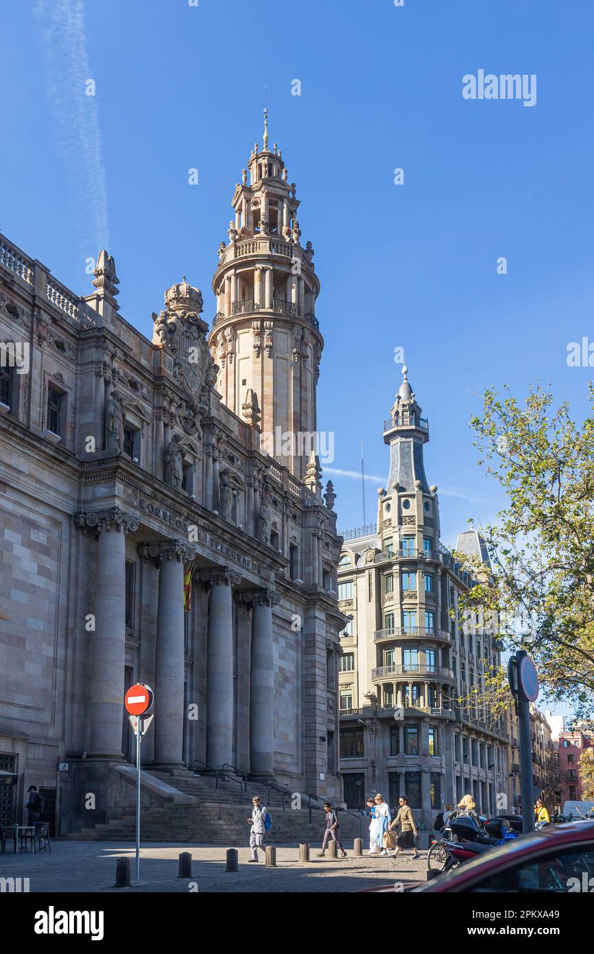 Le bâtiment Correos, Correus et Telegrafs en catalan, est le siège de la Société d'État de la poste et du télégraphe. Construction de profil indépendant Banque D'Images