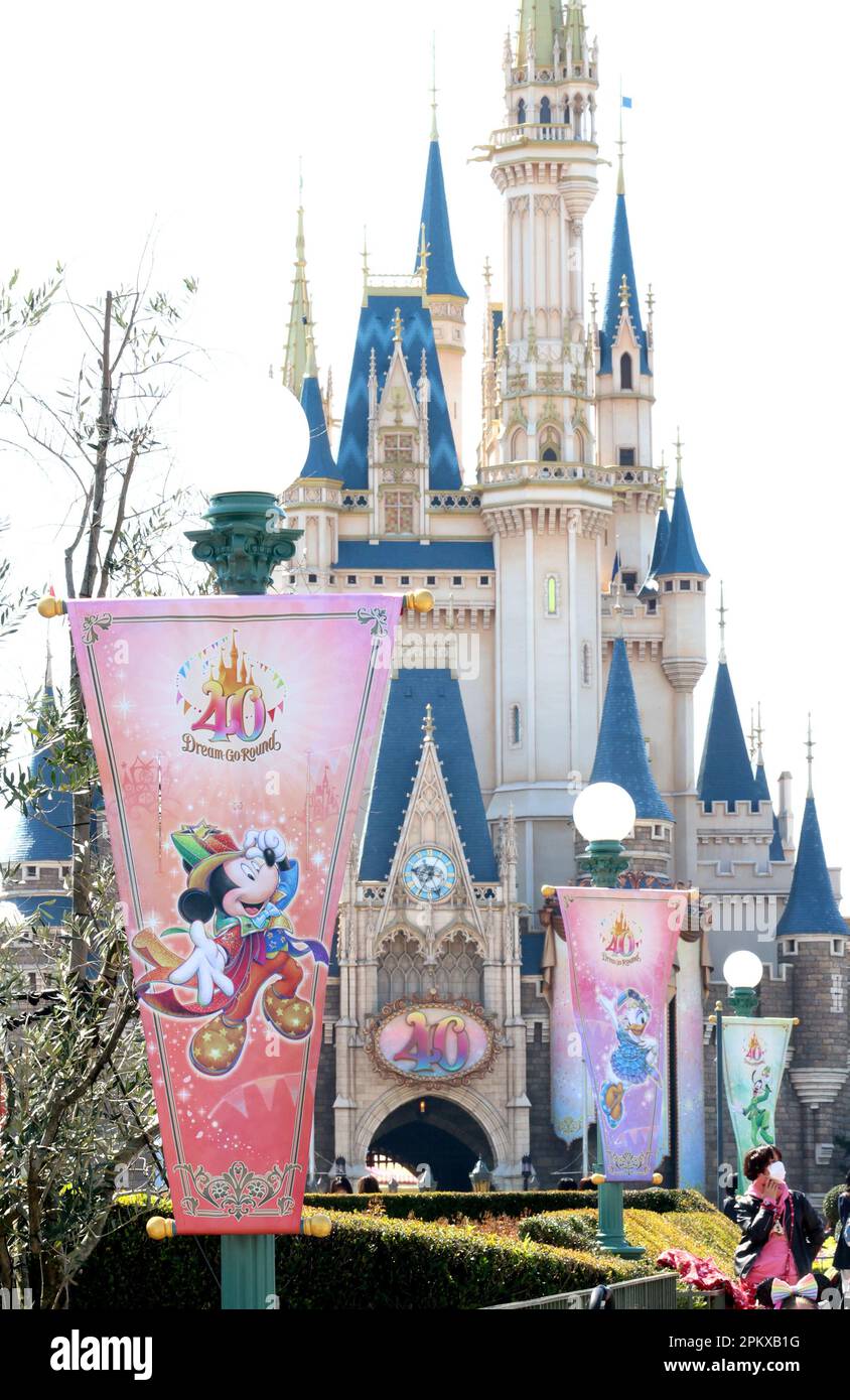 Urayasu, Japon. 10th avril 2023. Des drapeaux pour célébrer le 40th anniversaire du Tokyo Disney Resort sont présentés lundi à 10 avril 2023 au Tokyo Disneyland à Urayasu, Chiba. Le nouveau défilé et quelques nouvelles attractions pour célébrer l'anniversaire de 40th du parc thématique Disney débuteront au départ de 15 avril. (Photo de Yoshio Tsunoda/AFLO) crédit: AFLO Co. Ltd./Alamy Live News Banque D'Images