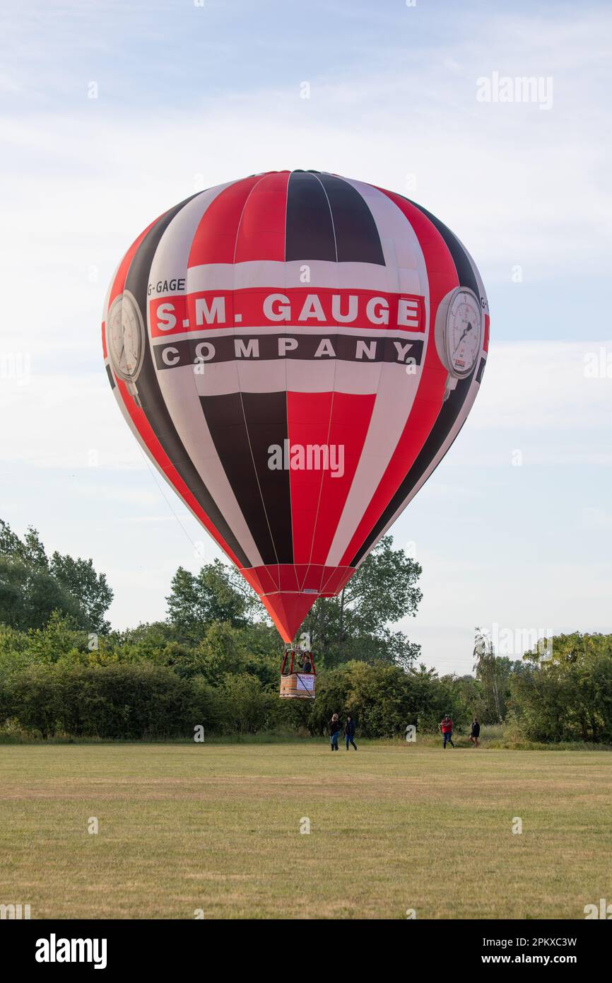 Un ballon d'air chaud est amené à atterrir dans un parc de l'est de — free download