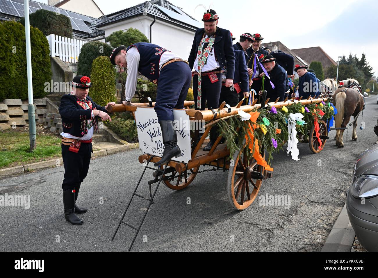 Kyjov, République tchèque. 10th avril 2023. Les membres de la chorale masculine Netcicaci ont traversé la ville dans une tradition renouvelée sur un chariot à échelle à cheval, 10 avril 2023, Kyjov, région de Hodonin. Crédit: Vaclav Salek/CTK photo/Alay Live News Banque D'Images