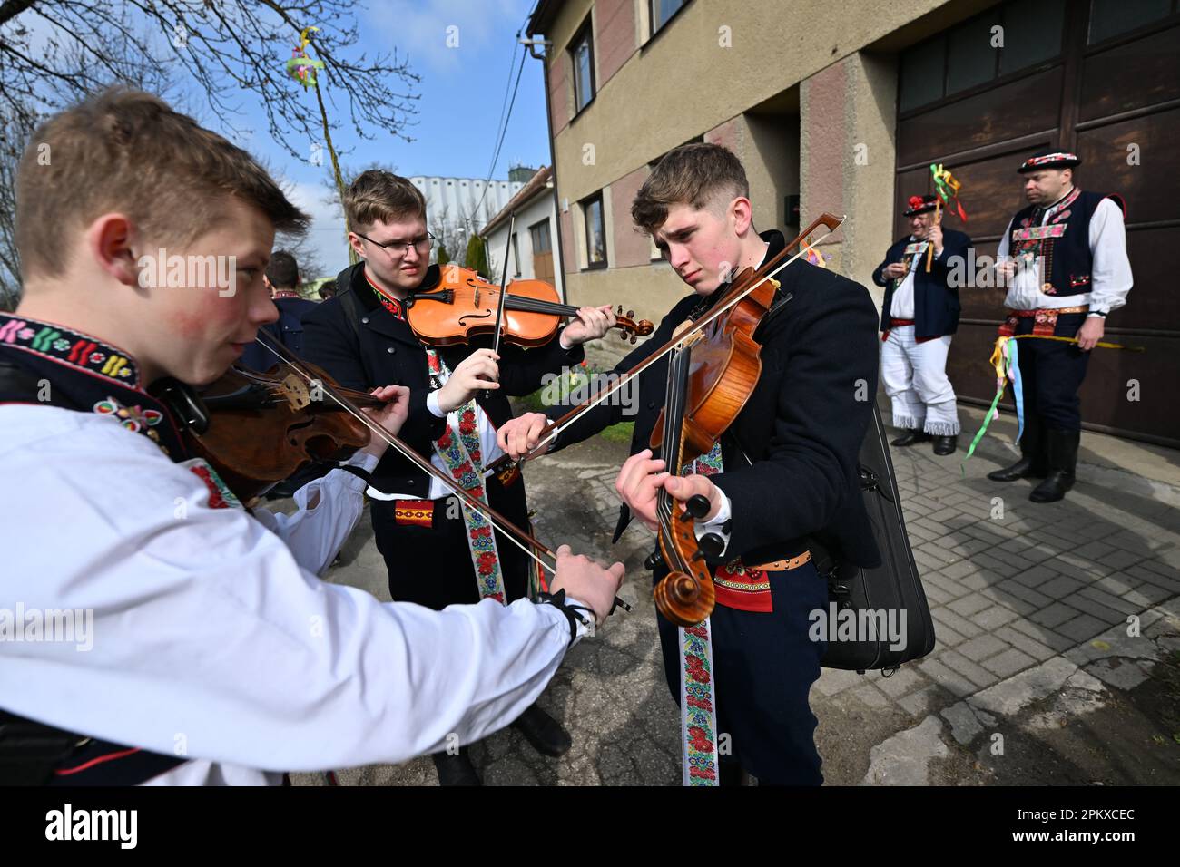 Kyjov, République tchèque. 10th avril 2023. Les membres de la chorale masculine Netcicaci ont traversé la ville dans une tradition renouvelée sur un chariot à échelle à cheval, 10 avril 2023, Kyjov, région de Hodonin. La photo ici est une rencontre de chance avec le cercle slave local. Crédit: Vaclav Salek/CTK photo/Alay Live News Banque D'Images