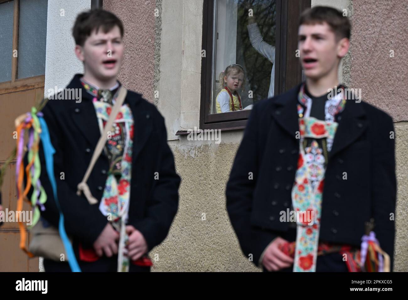Kyjov, République tchèque. 10th avril 2023. Les membres de la chorale masculine Netcicaci ont traversé la ville dans une tradition renouvelée sur un chariot à échelle à cheval, 1st avril 2023, Kyjov, région de Hodonin. La photo représente une rencontre de chance avec l'anneau slovaque local. Crédit: Vaclav Salek/CTK photo/Alay Live News Banque D'Images