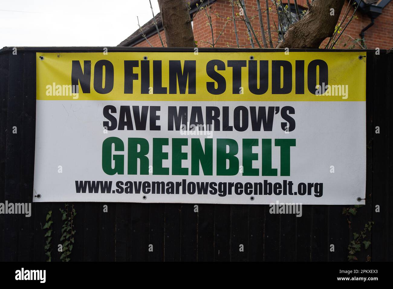 Little Marlow, Buckinghamshire, Royaume-Uni. 2nd avril 2023. Save Marlow's Greenbelt les panneaux ont augmenté autour de Little Marlow dans Buckinghamshire. La société offshore, Dido Properties Ltd, cherche à obtenir l'autorisation de construire un énorme site de production cinématographique sur 90 hectares d'espace vert ouvert près du rond-point de A404 près de Marlow. Les résidents locaux et les écologistes sont furieux et font campagne pour arrêter cela. Crédit : Maureen McLean/Alay Banque D'Images