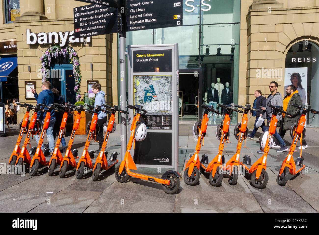 Location de scooters électroniques neurone à Newcastle upon Tyne, centre-ville du Royaume-Uni. Banque D'Images