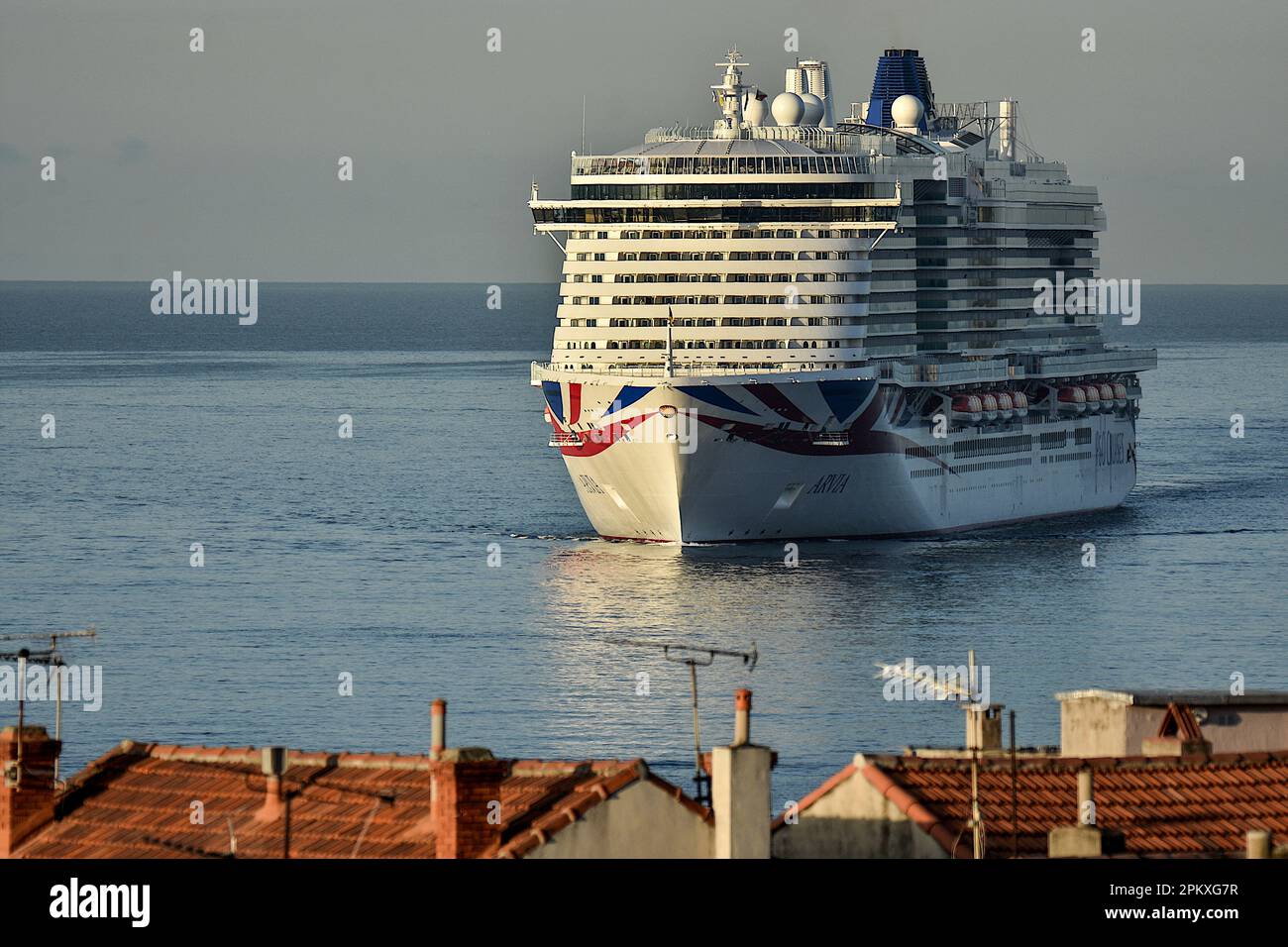 Marseille, France. 10th avril 2023. Le paquebot Arvia arrive au port méditerranéen français de Marseille. Crédit : SOPA Images Limited/Alamy Live News Banque D'Images