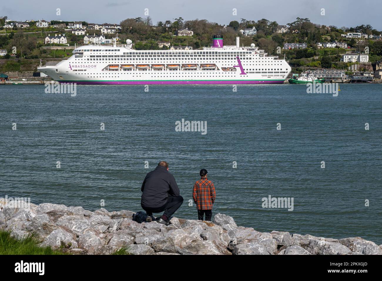 Cobh, Co Cork, Irlande. 10th avril 2023. Le premier paquebot de croisière de la saison est arrivé ce matin à Cobh, en Irlande. Luxueux paquebot, ambiance, ancré à Cobh sur schudule à midi, malgré les vents forts sur son passage de Belfast. Le bateau sort plus tard cet après-midi. Crédit : AG News/Alay Live News Banque D'Images