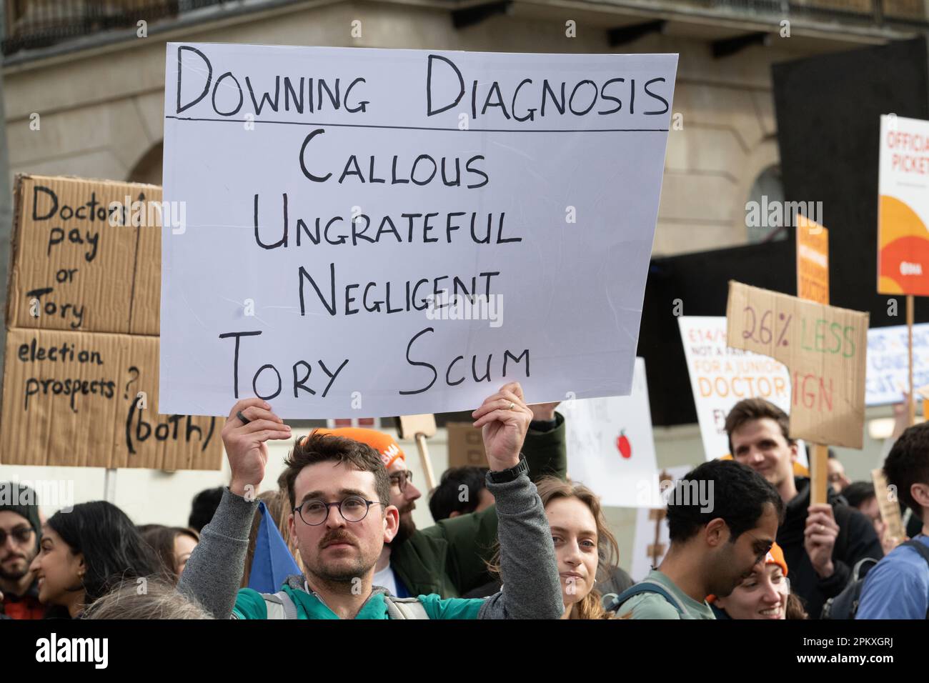 Londres, Royaume-Uni. 13 mars 2023. Les médecins subalternes du Service national de santé (NHS) se rassemblent pour exiger de meilleurs salaires et conditions de travail dès leur début de 72 heures Banque D'Images