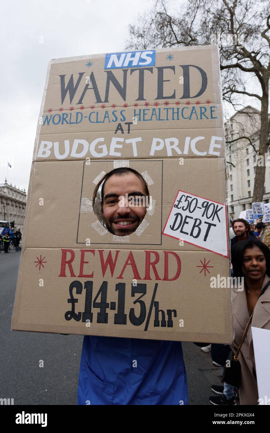 Londres, Royaume-Uni. 13 mars 2023. Les médecins subalternes du Service national de santé (NHS) se rassemblent pour exiger de meilleurs salaires et conditions de travail dès leur début de 72 heures Banque D'Images