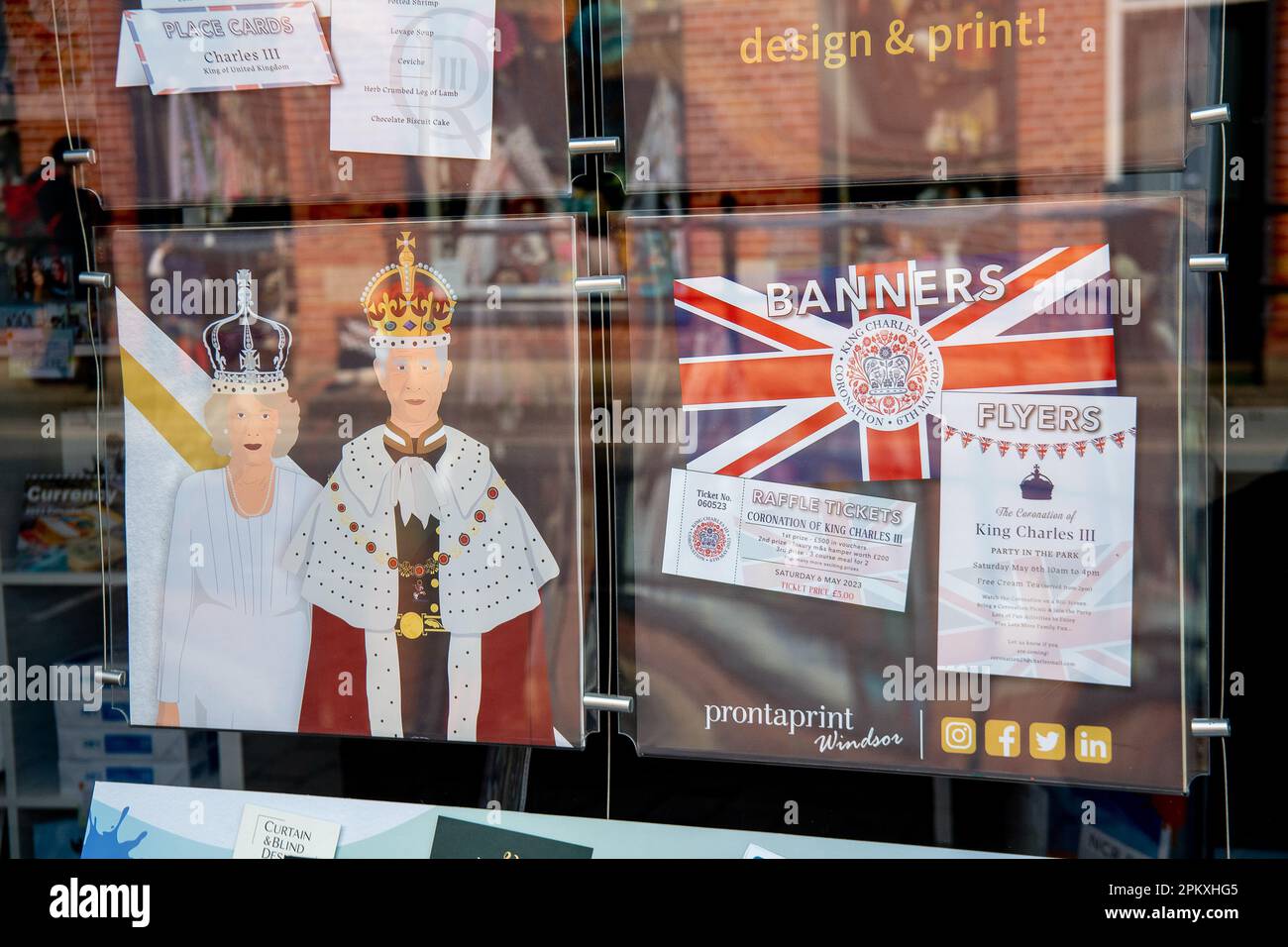 Windsor, Berkshire, Royaume-Uni. 8th avril 2023. La ville de Windsor se prépare pour le couronnement du roi Charles III Un concert aura lieu dans le parc du château de Windsor le dimanche 7th mai 2023. Les boutiques commencent à vendre des souvenirs de King Charles et de Coronation. Crédit : Maureen McLean/Alay Banque D'Images