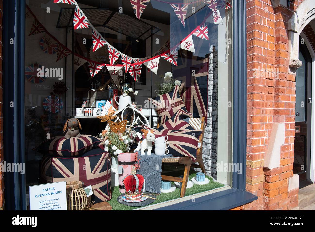 Windsor, Berkshire, Royaume-Uni. 8th avril 2023. La ville de Windsor se prépare pour le couronnement du roi Charles III Un concert aura lieu dans le parc du château de Windsor le dimanche 7th mai 2023. Les boutiques commencent à vendre des souvenirs de King Charles et de Coronation. Crédit : Maureen McLean/Alay Banque D'Images