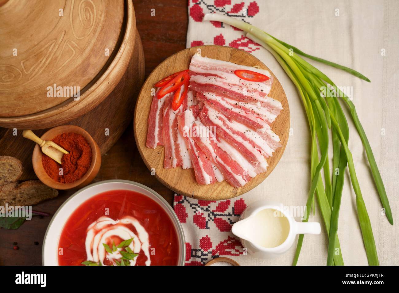 Morceau de salo, saindoux aux épices, tomate et pain. Slanina, solonyna, lardo. Graisse de porc