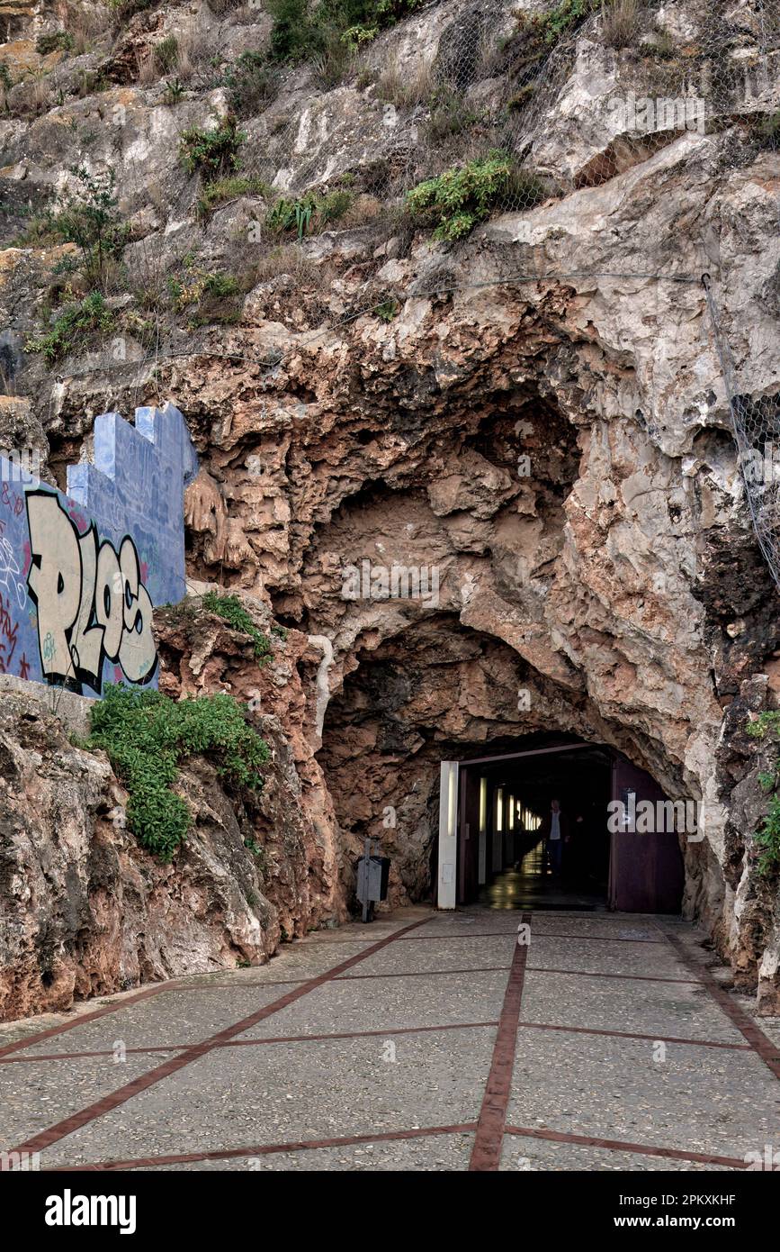 Le tunnel du Château et l'Office du centre d'information touristique de la Plaza del Consell dans la ville de Dénia province d'Alicante, Espagne. Banque D'Images