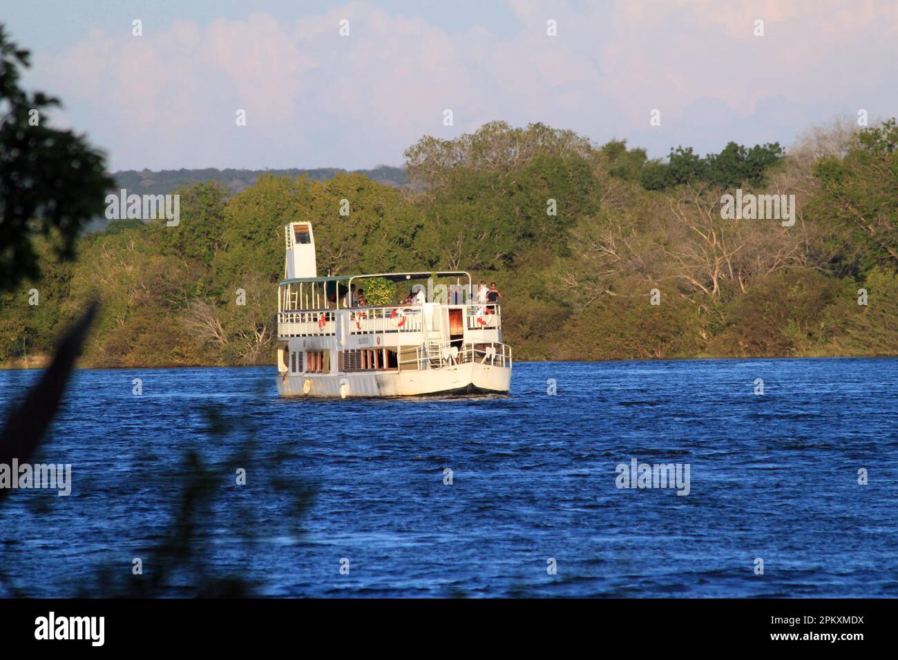 Excursion en bateau au coucher du soleil, chutes Victoria, rivière Zambèze, Livingstone, parc national de Mosi-oa-Tunya, Zambie Banque D'Images