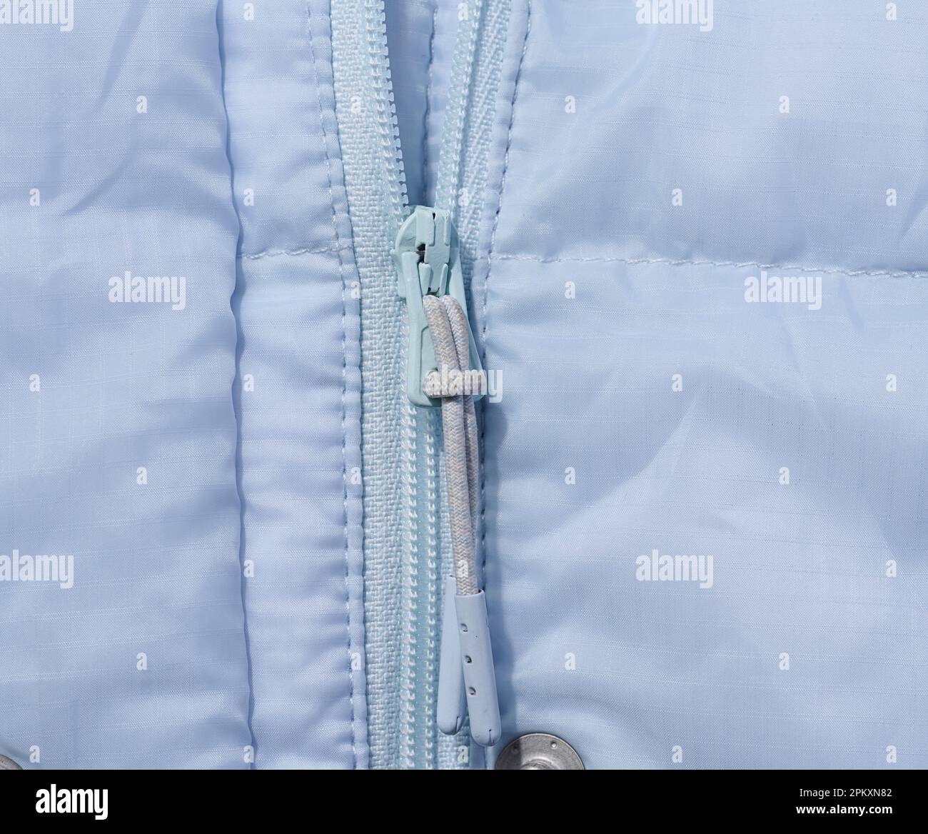 Fragment d'une veste bleue avec fermeture à glissière, gros plan Banque D'Images