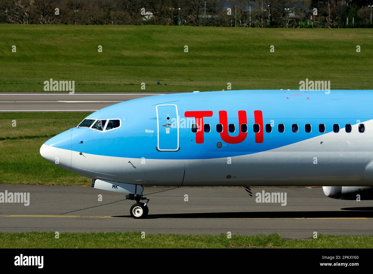 TUI Boeing 737-8MAX, taxis à l'aéroport de Birmingham, Royaume-Uni (G-TUMK) Banque D'Images