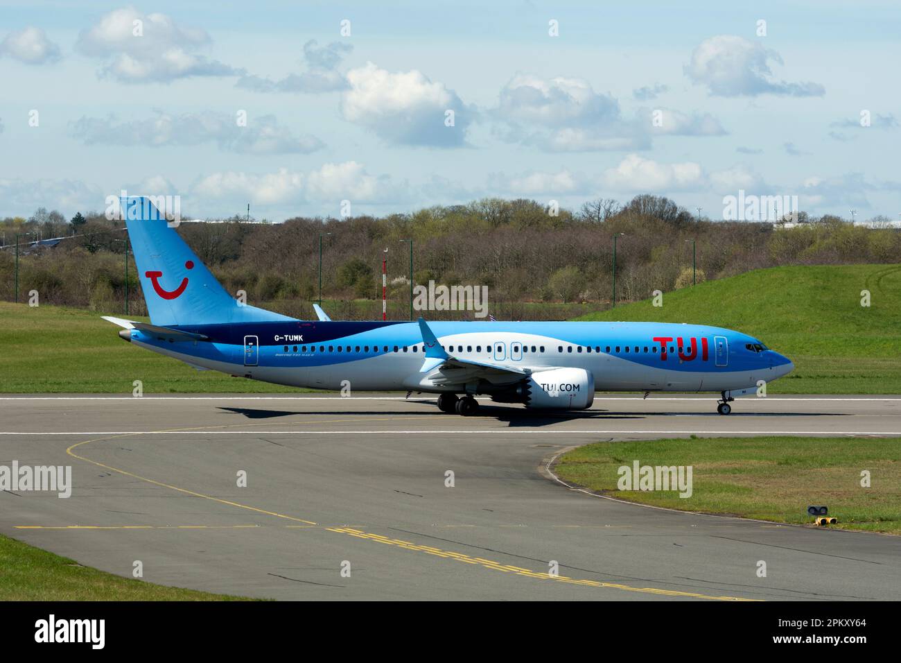 TUI Boeing 737-8MAX prêt pour le décollage à l'aéroport de Birmingham, Royaume-Uni (G-TUMK) Banque D'Images