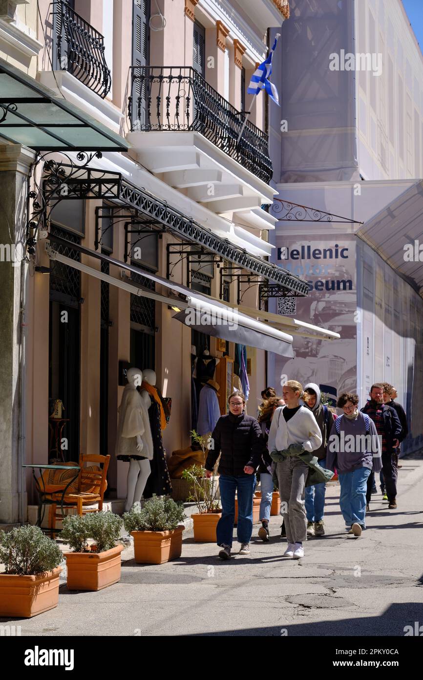 Touristes marchant dans les rues d'Athènes au printemps Banque D'Images