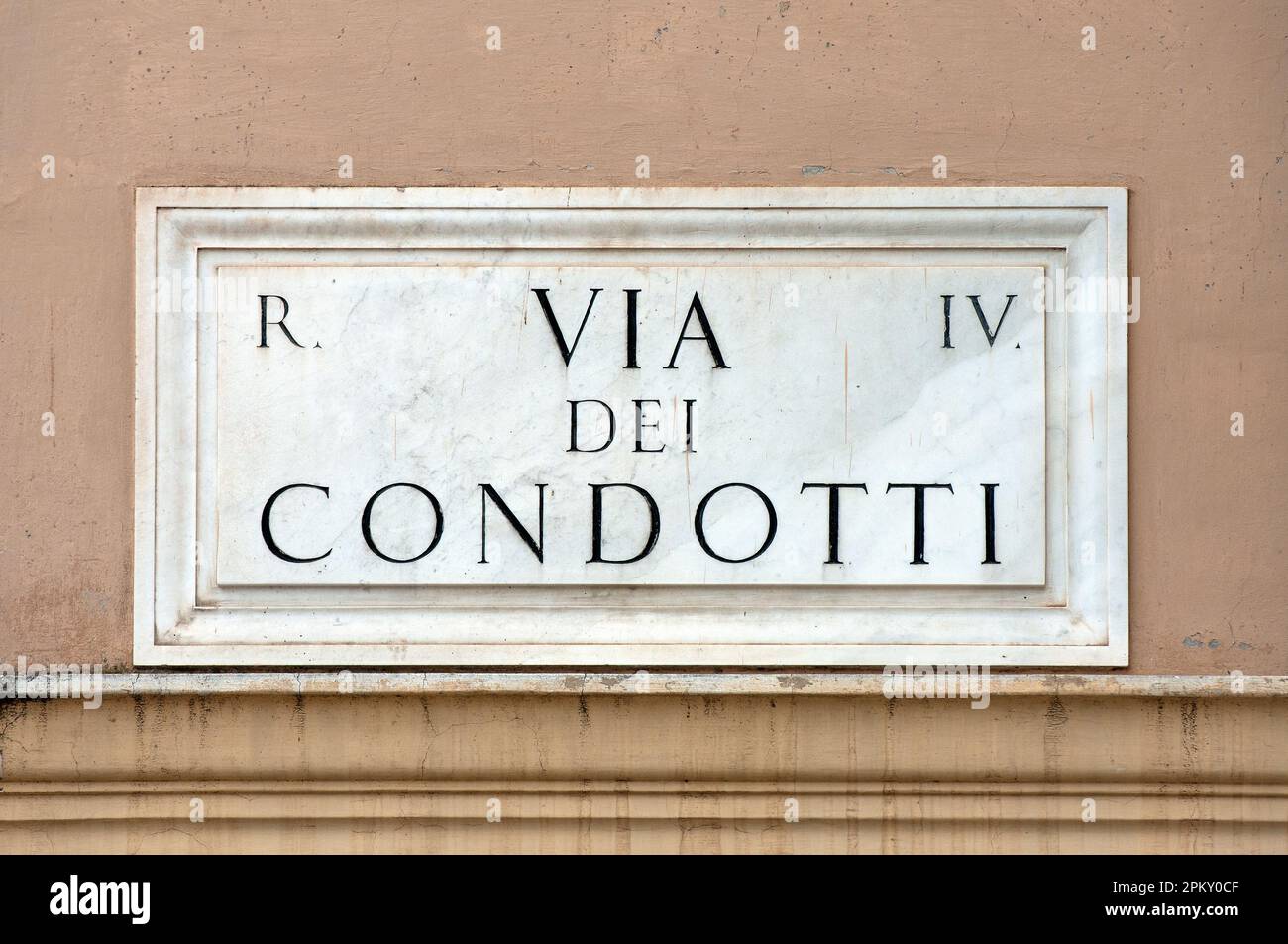 Panneau de rue en marbre via dei Condotti, Rome, Italie Banque D'Images