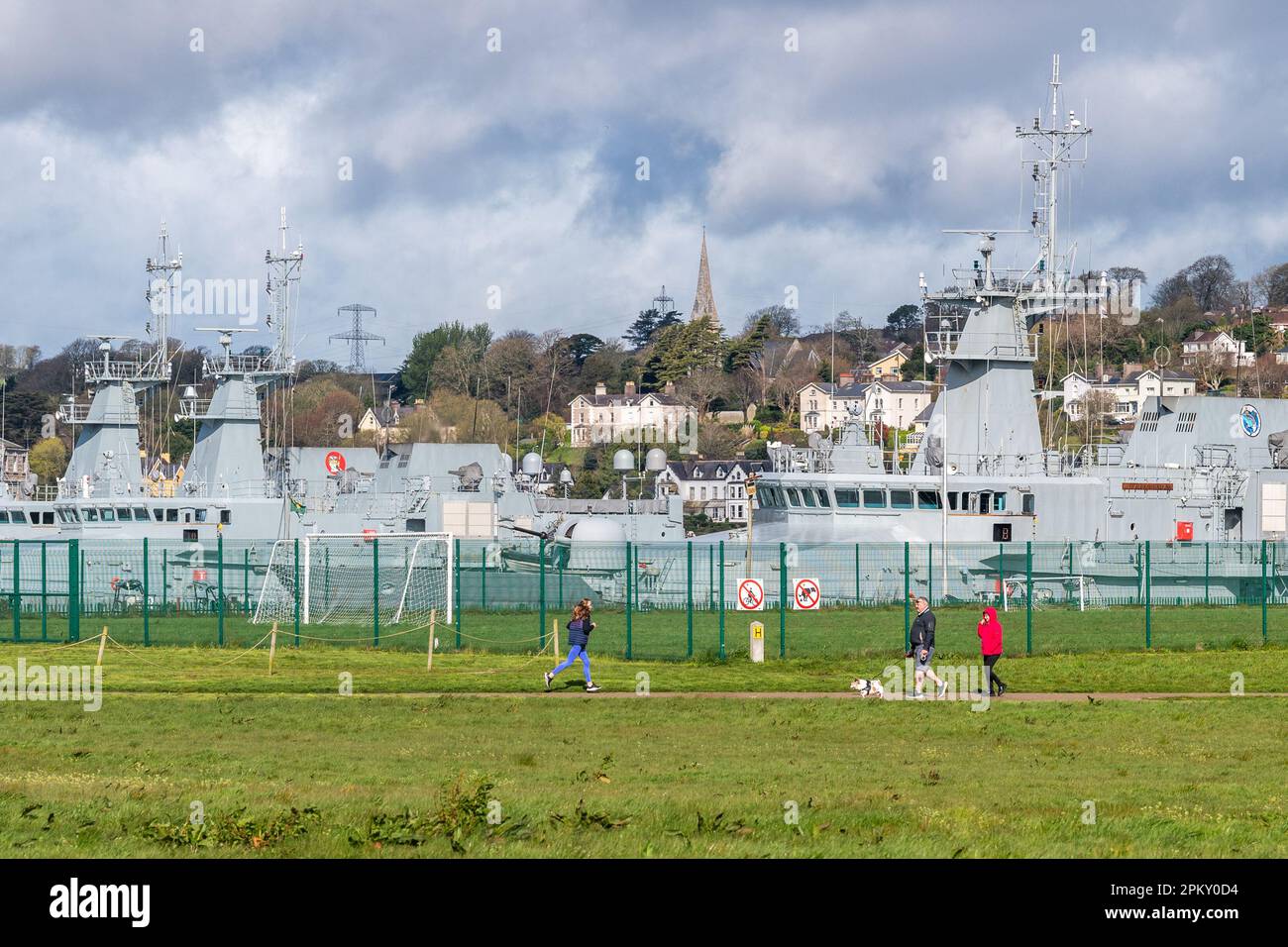 Haulbowline, Co Cork, Irlande. 10th avril 2023. Les quatre navires de la marine irlandaise sont inactifs aujourd'hui à la base du service naval des Forces de défense irlandaises, sur l'île Haulbowline. La Marine irlandaise a tellement de problèmes de recrutement et de rétention du personnel qu'il n'y a pas assez de marins pour l'équipage d'un navire pour la patrouille. Crédit : AG News/Alay Live News Banque D'Images