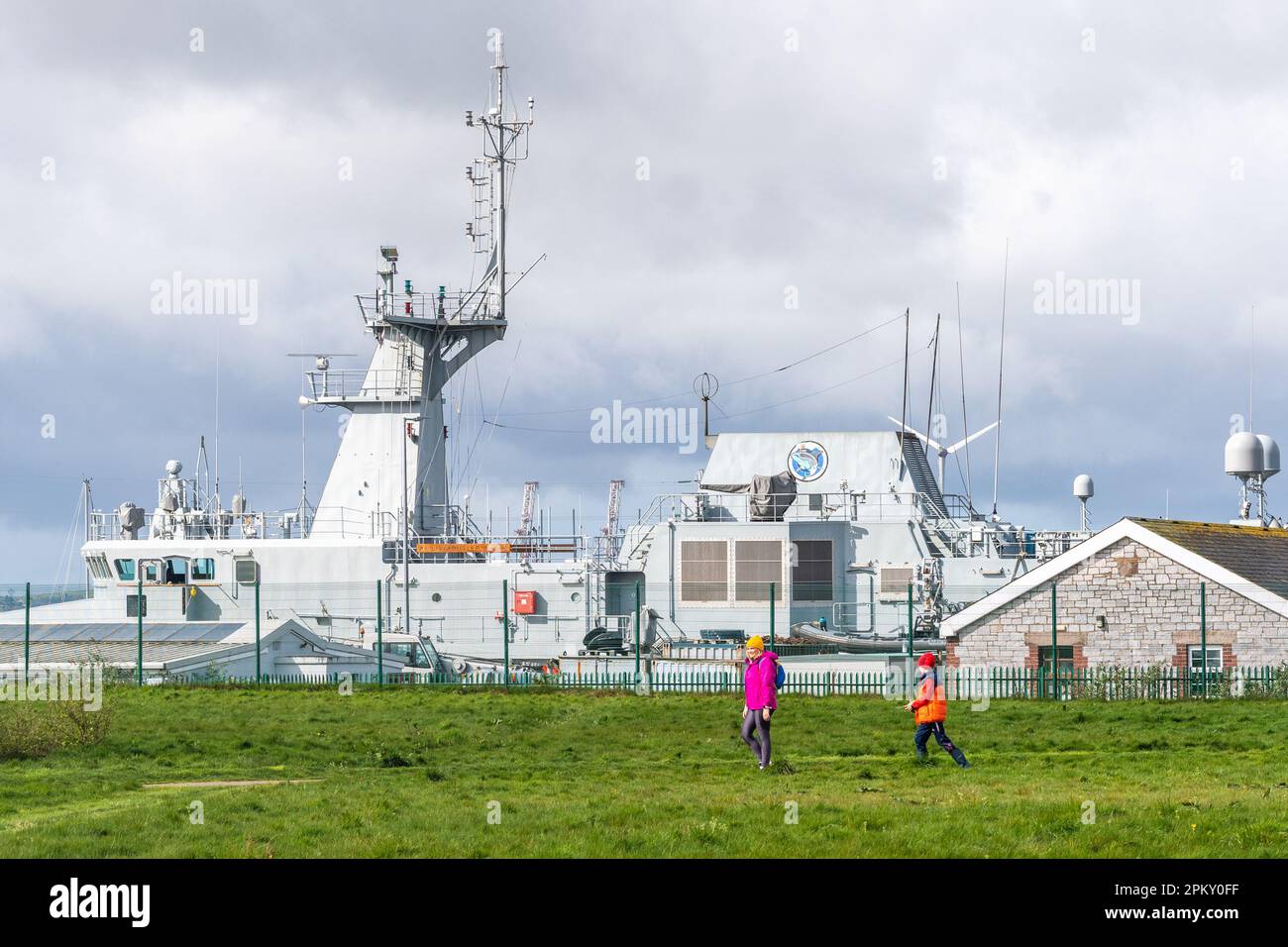 Haulbowline, Co Cork, Irlande. 10th avril 2023. Les quatre navires de la marine irlandaise sont inactifs aujourd'hui à la base du service naval des Forces de défense irlandaises, sur l'île Haulbowline. La Marine irlandaise a tellement de problèmes de recrutement et de rétention du personnel qu'il n'y a pas assez de marins pour l'équipage d'un navire pour la patrouille. Crédit : AG News/Alay Live News Banque D'Images