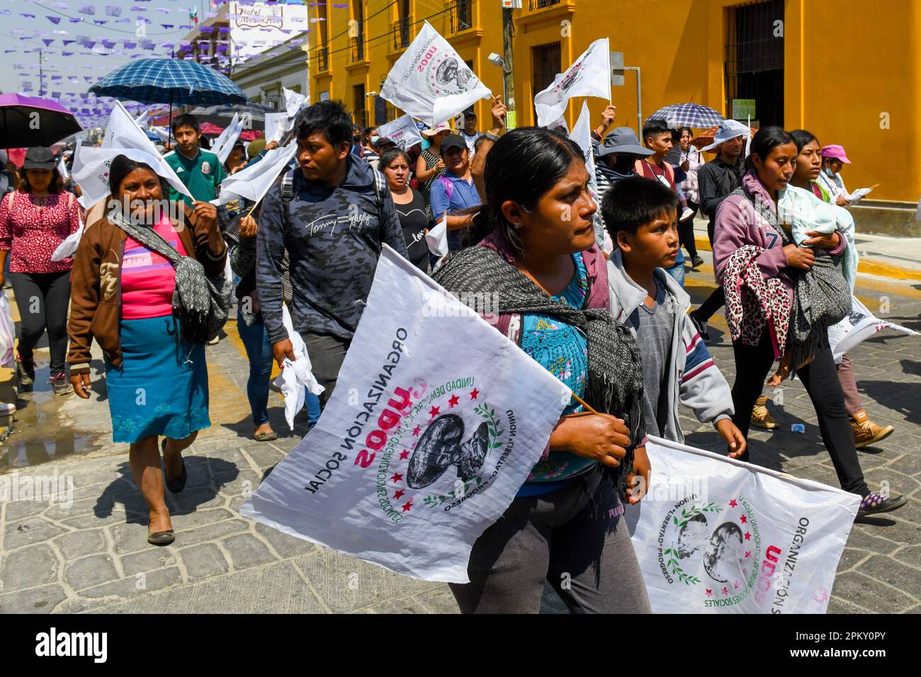 Les peuples autochtones appartenant à une manifestation de l'Union dans la ville d'Oaxaca, au Mexique. Oaxaca est connu comme un centre de justice sociale et d'activisme . Banque D'Images