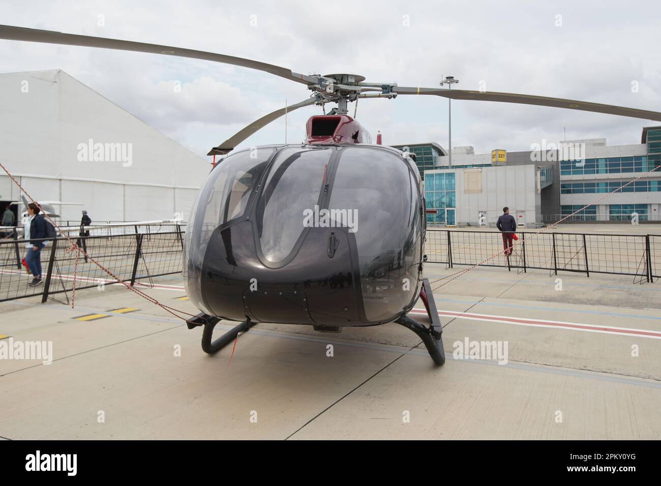 ISTANBUL, TURKIYE - 08 OCTOBRE 2022 : exposition d'Eurocopter EC130 de Mavi Air Travels à Istanbul Airshow à l'aéroport Ataturk d'Istanbul Banque D'Images