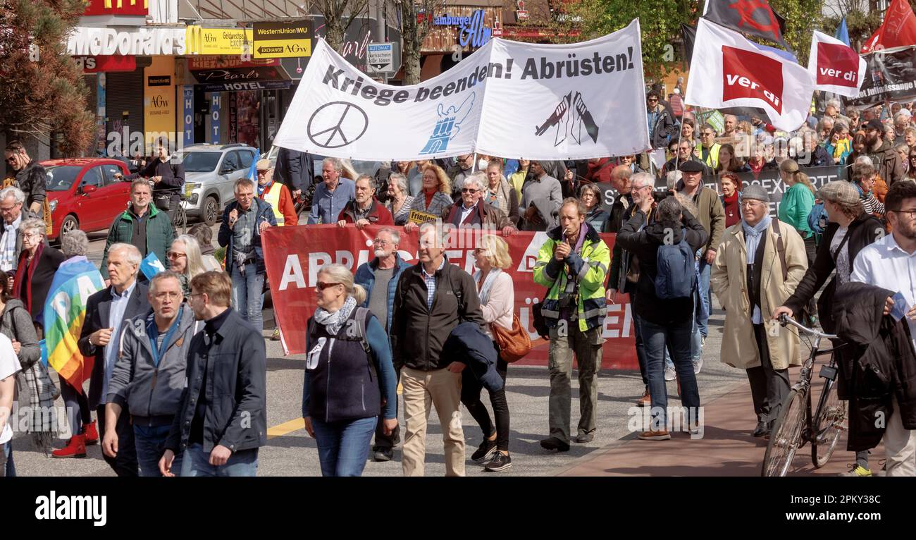 Hambourg, Allemagne. 10th avril 2023. Les participants à la marche de Pâques de Hambourg tiennent une bannière avec l'inscription 'Wars ended! Désarmez ! ». En 2023, de nombreuses marches de Pâques ont également eu lieu à travers l'Allemagne sous l'impression de la guerre de la Russie contre l'Ukraine. Credit: Markus Scholz/dpa/Alay Live News Banque D'Images