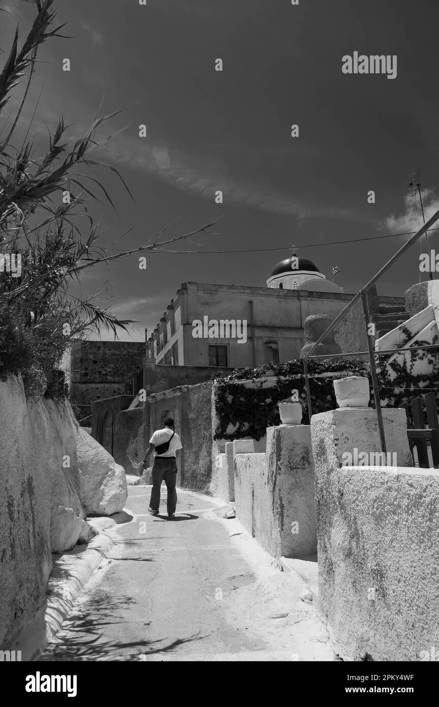 En randonneur et calme rue piétonne étroite dans le village de Karterados, Fira, Santorin, Grèce - la zone touristique Banque D'Images