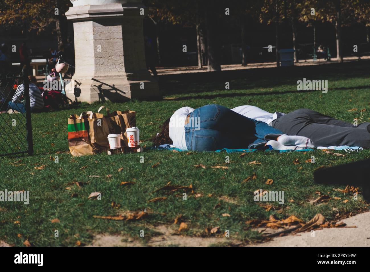 Couple tombe endormi sur l'herbe après avoir dégusté le repas Burger King Banque D'Images Couple tombe endormi sur l'herbe après avoir dégusté le repas Burger King Banque D'Images