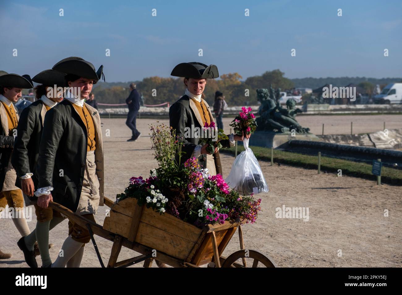 Époque victorienne France : servants masculins en tenue élégante tenant des  fleurs dans les jardins du château de Versailles Photo Stock - Alamy