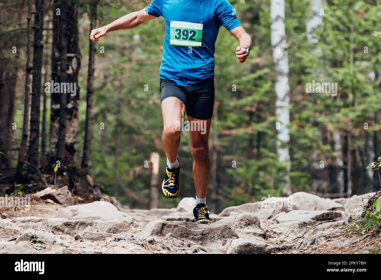 homme coureur athlète course à pied pierres course marathon en forêt, photos de sport Banque D'Images