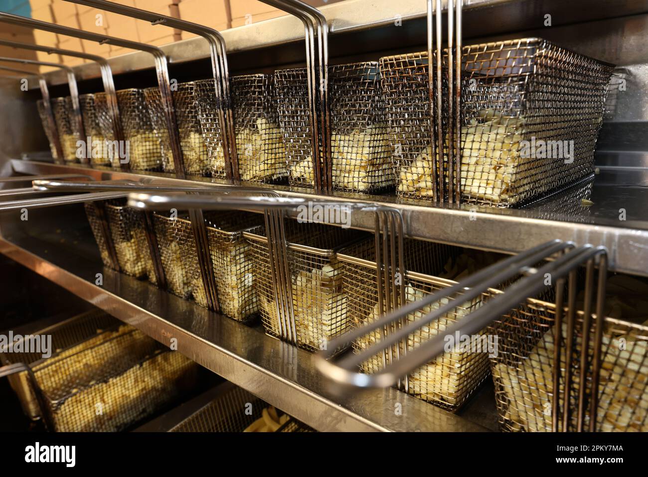 Pommes de terre prêtes à être cuites et transformées en frites, photographiées dans un magasin de poisson et de copeaux à Portsmouth, Hampshire, Royaume-Uni. Banque D'Images