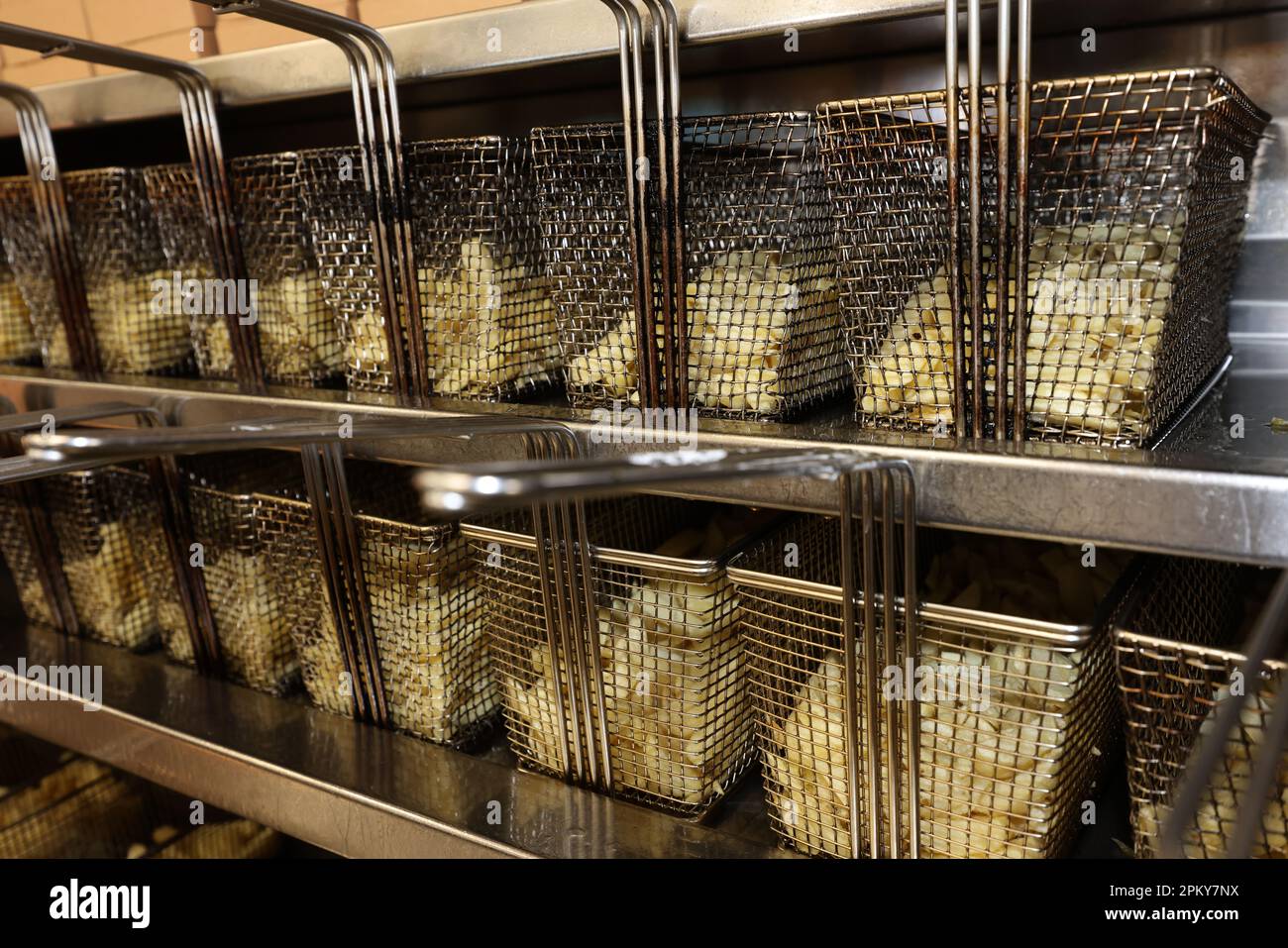 Pommes de terre prêtes à être cuites et transformées en frites, photographiées dans un magasin de poisson et de copeaux à Portsmouth, Hampshire, Royaume-Uni. Banque D'Images