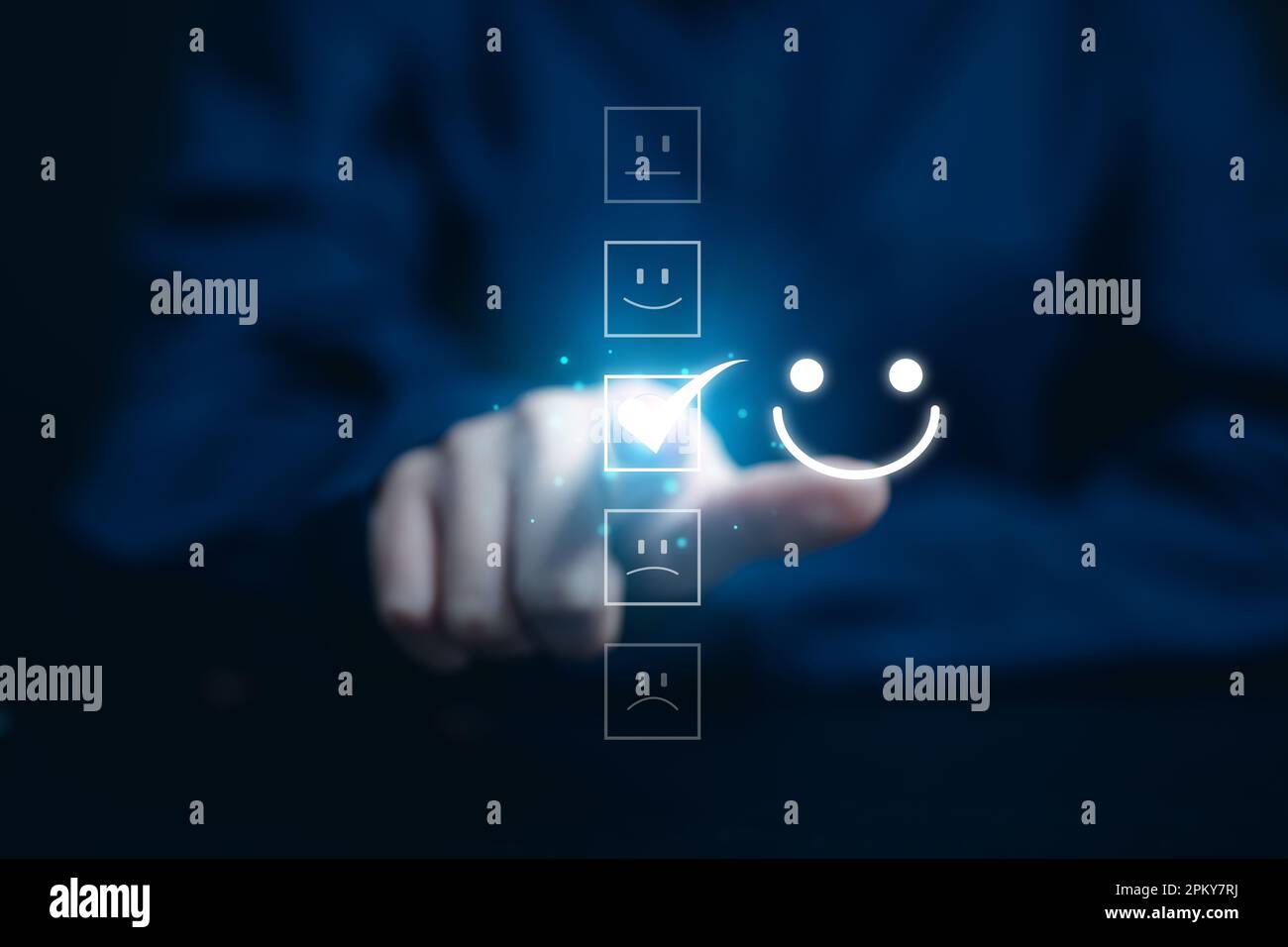 Gros plan du client en appuyant sur émoticône smiley sur l'écran virtuel Banque D'Images