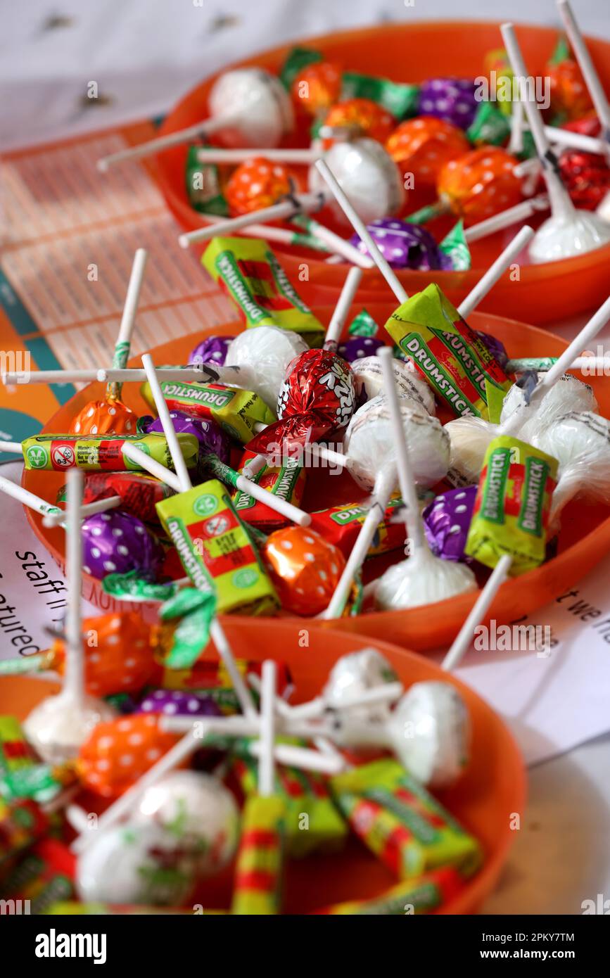 Vues générales sur les Sweets et les sucettes sur une table à Bradford, Royaume-Uni. Banque D'Images